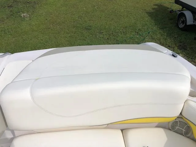 Slide: The Image of 2005 Tahoe Q4 I/O boat seat with white upholstery. - 18