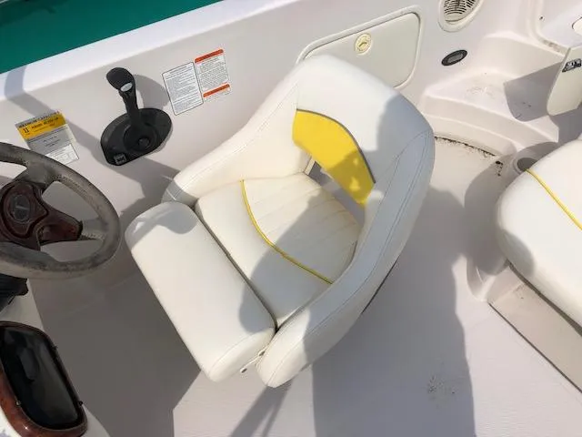 Slide: The Image of 2005 Tahoe Q4 I/O boat interior with white and yellow captain's chair. - 19