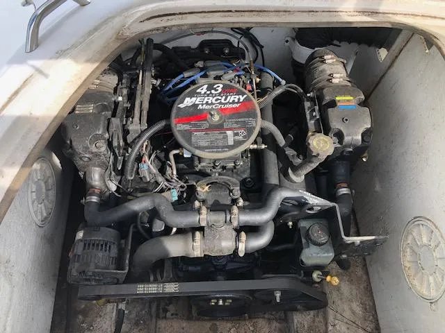 Slide: The Image of 2005 Tahoe Q4 I/O boat engine compartment with 4.3L Mercury MerCruiser engine. - 20