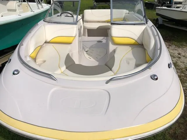 Slide: The Image of 2005 Tahoe Q4 I/O boat with yellow and white interior, front view. - 9