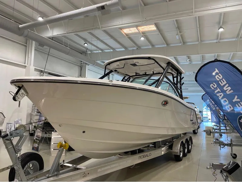 Slide: The Image of Robalo R317 Dual Console 2024 - 17