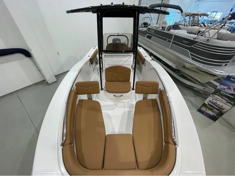 Slide: The Image of Robalo R202 Explorer 2025 - 10