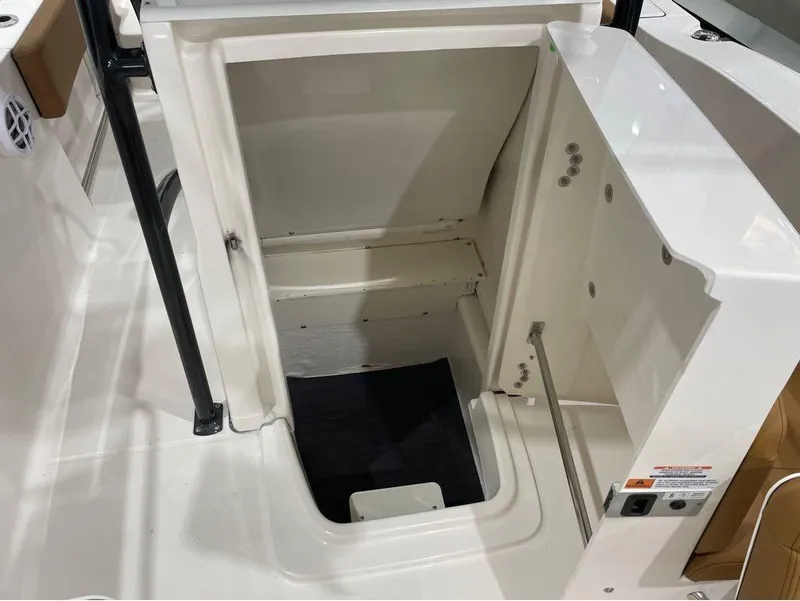 Slide: The Image of Robalo R202 Explorer 2025 - 11