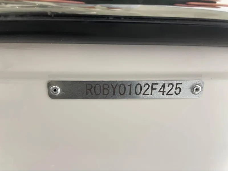 Slide: The Image of Robalo R202 Explorer 2025 - 12