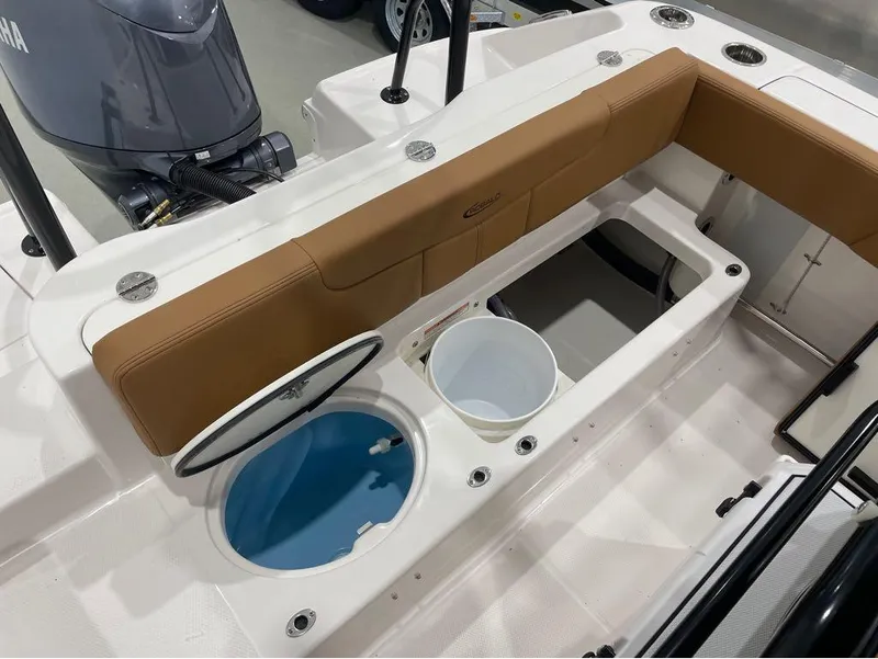 Slide: The Image of Robalo R202 Explorer 2025 - 15