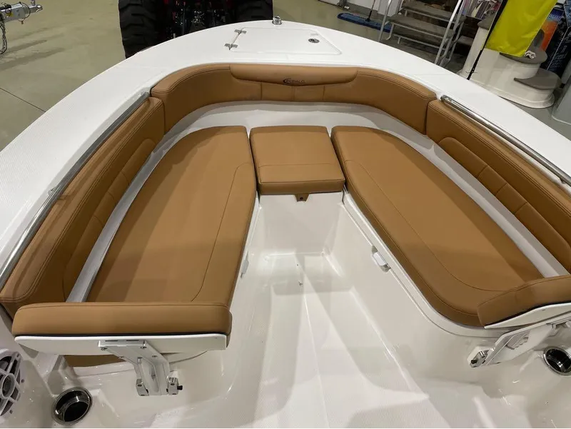 Slide: The Image of Robalo R202 Explorer 2025 - 16