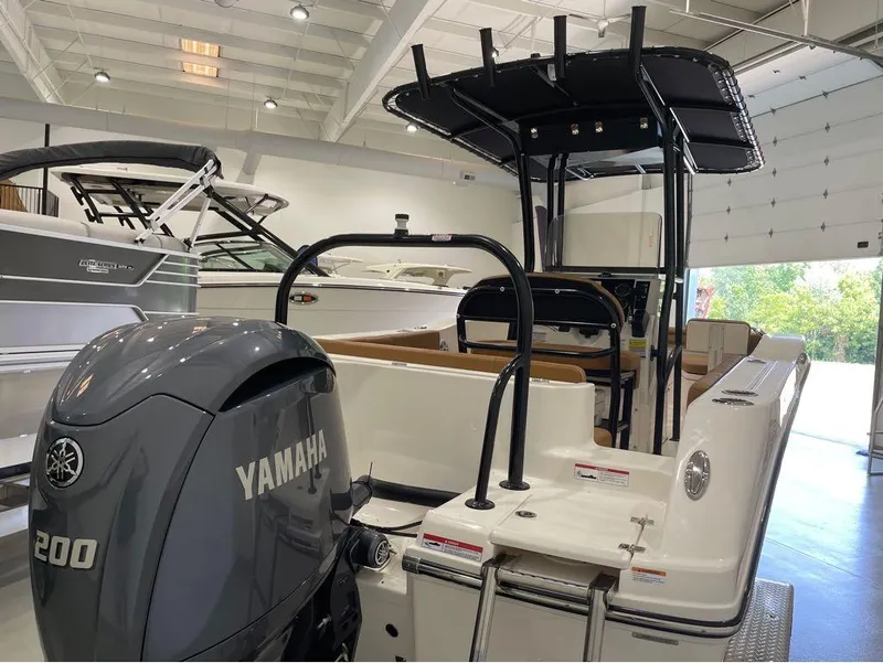 Slide: The Image of Robalo R202 Explorer 2025 - 17