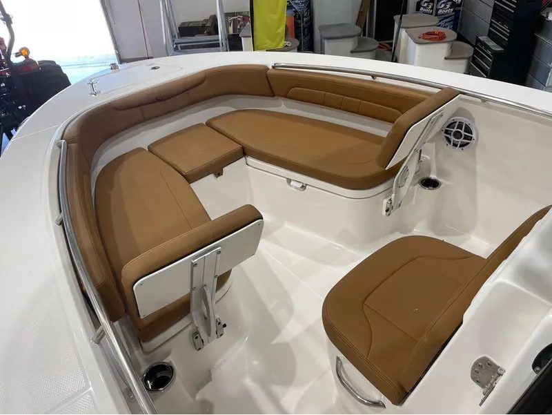 Slide: The Image of Robalo R202 Explorer 2025 - 3