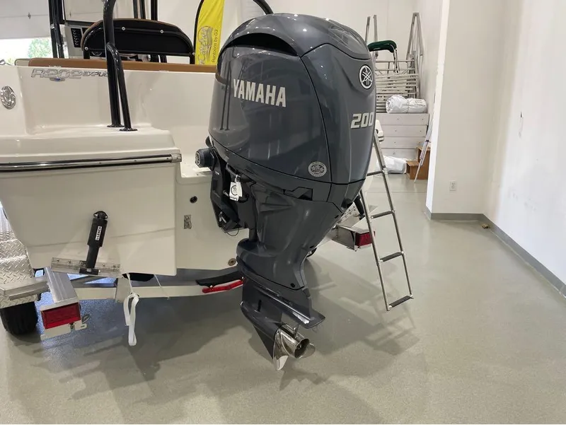 Slide: The Image of Robalo R202 Explorer 2025 - 4