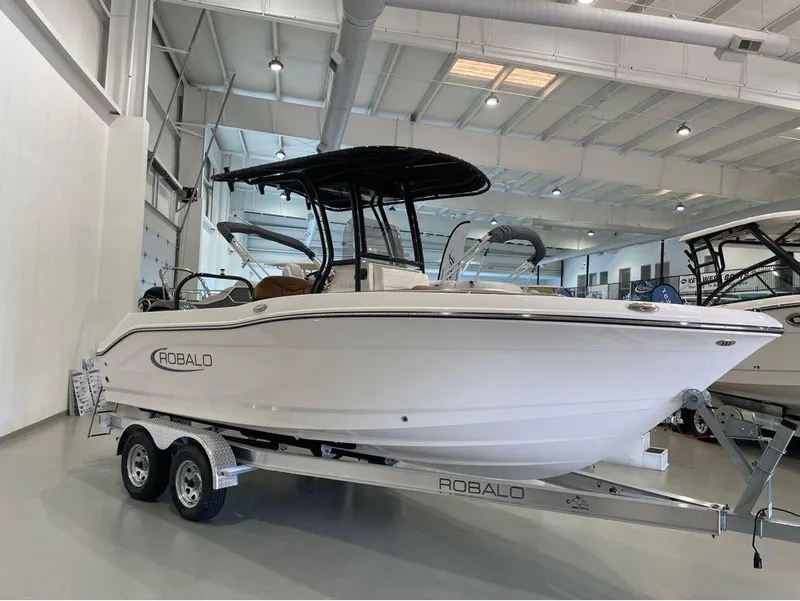 Slide: The Image of Robalo R202 Explorer 2025 - 6