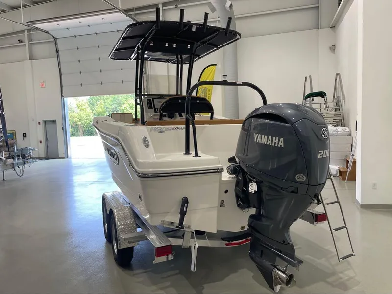 Slide: The Image of Robalo R202 Explorer 2025 - 7