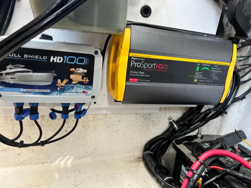 Slide: The Image of 2001 Fountain Lightning Executioner 35 boat electronics: ProSport HD20 charger and Hull Shield HD100 system. - 22