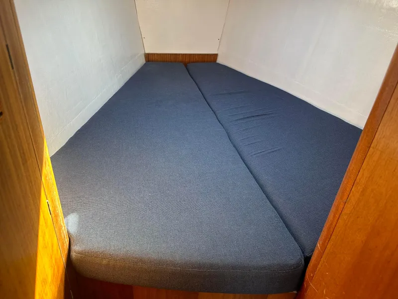 Slide: The Image of Foreward v-berth - 18