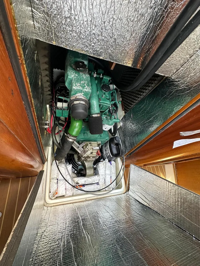 Slide: The Image of Inboard Volvo turbo diesel engine - 20