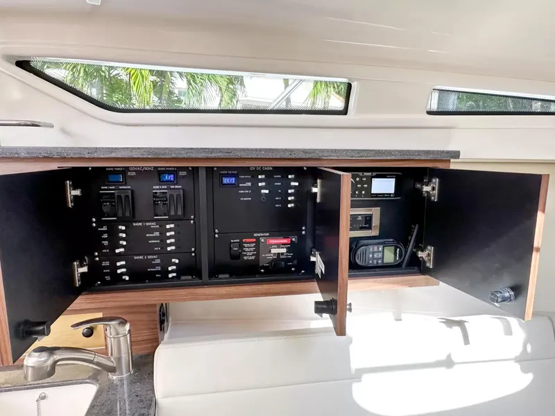 Slide: The Image of Boston Whaler 325 Conquest 2020 - 59