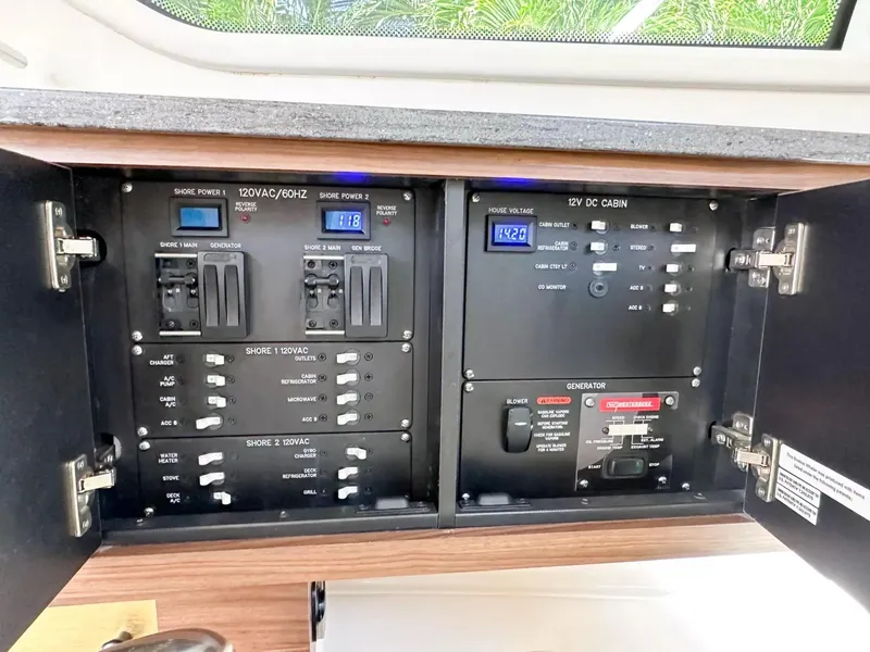 Slide: The Image of Boston Whaler 325 Conquest 2020 - 60