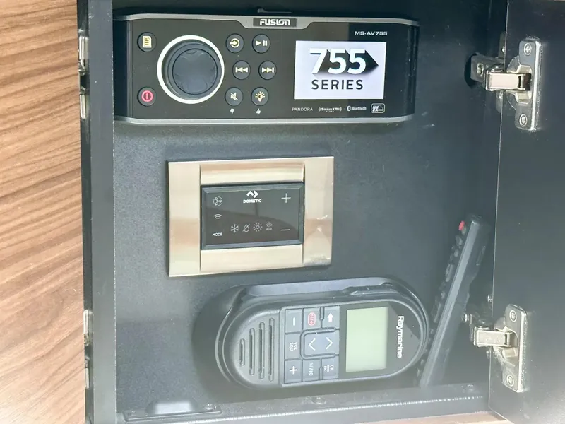 Slide: The Image of Boston Whaler 325 Conquest 2020 - 70