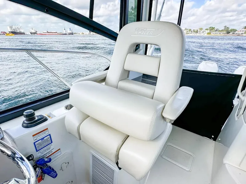 Slide: The Image of Boston Whaler 325 Conquest 2020 - 72