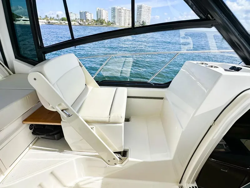 Slide: The Image of Boston Whaler 325 Conquest 2020 - 76