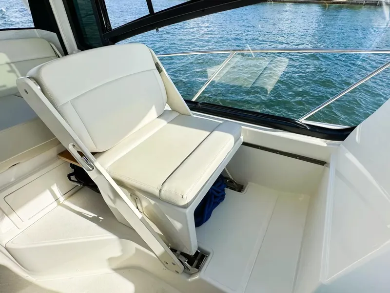 Slide: The Image of Boston Whaler 325 Conquest 2020 - 77