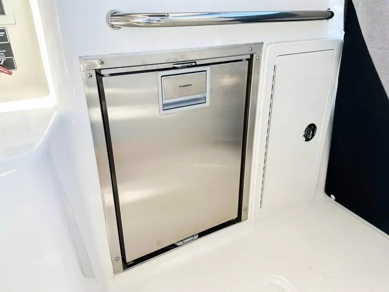 Slide: The Image of Boston Whaler 325 Conquest 2020 - 83