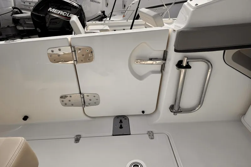 Slide: The Image of Boston Whaler 280 Vantage 2025 - 12