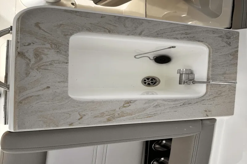 Slide: The Image of Boston Whaler 280 Vantage 2025 - 15