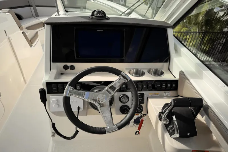 Slide: The Image of Boston Whaler 280 Vantage 2025 - 17