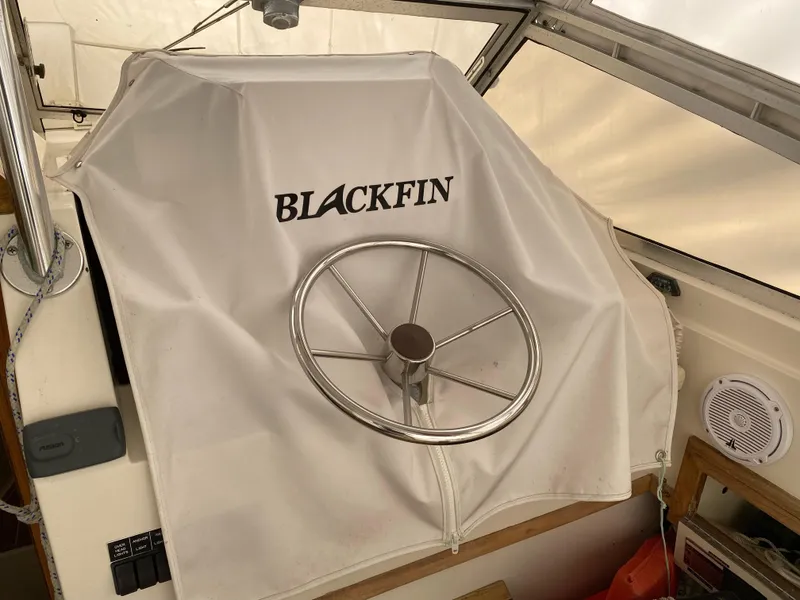 Slide: The Image of 1986 Blackfin 29 Combi boat helm with cover and steering wheel. - 5