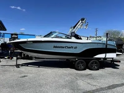 Slide: The Image of 1996 Four Winns 190 Horizon boat on trailer under clear blue sky - 33