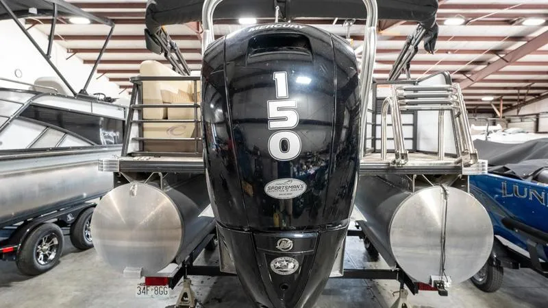Slide: The Image of 2021 Crest Classic Platinum 220 SLSC pontoon boat with a 150 HP Mercury engine. - 33