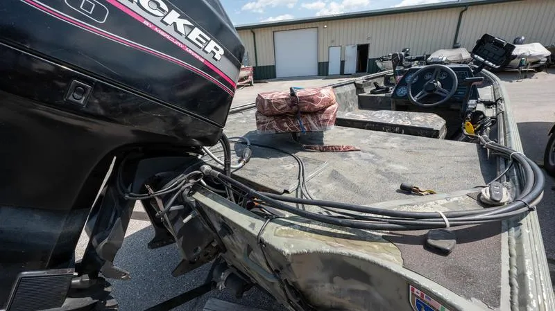 Slide: The Image of 2003 War Eagle 754 LDSV boat with Tracker outboard motor. - 10