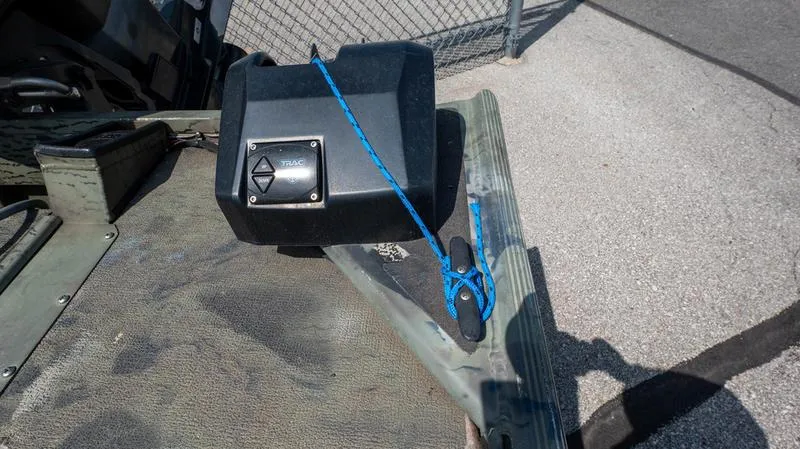 Slide: The Image of 2003 War Eagle 754 LDSV boat with a blue rope tied to a black device. - 9
