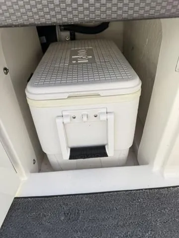 Slide: The Image of Sea Ray 240 Sundeck 2016 - 15