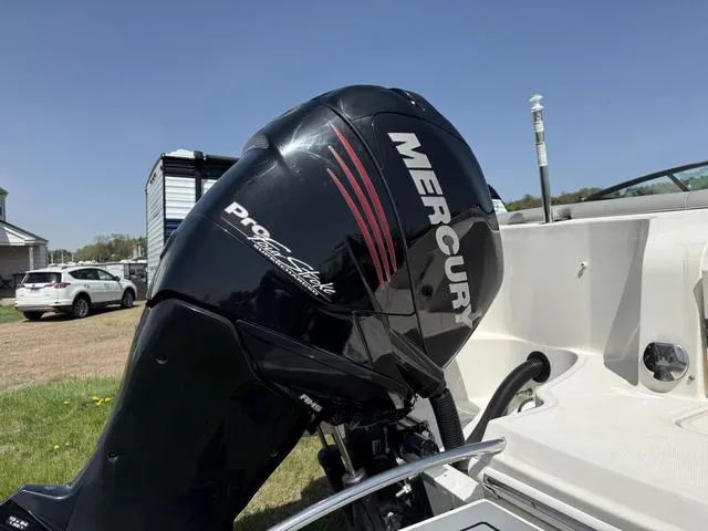 Slide: The Image of Sea Ray 240 Sundeck 2016 - 7