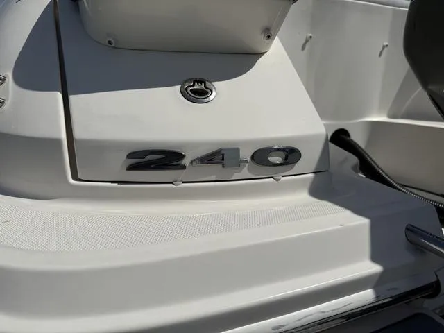 Slide: The Image of Sea Ray 240 Sundeck 2016 - 9