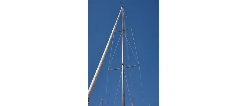 Slide: The Image of Mast of 1980 Sceptre 36 Athena sailboat against clear blue sky. - 10