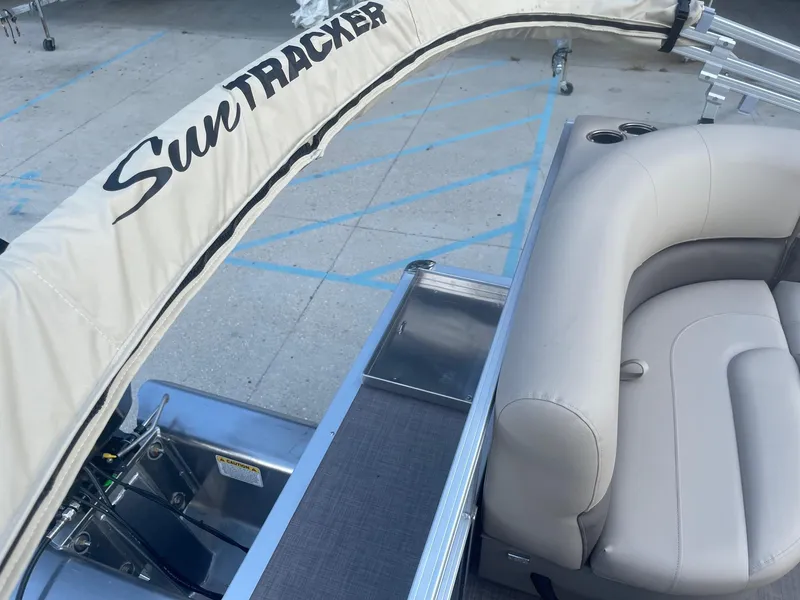 Slide: The Image of Sun Tracker Bass Buggy 16 XL 2025 - 14