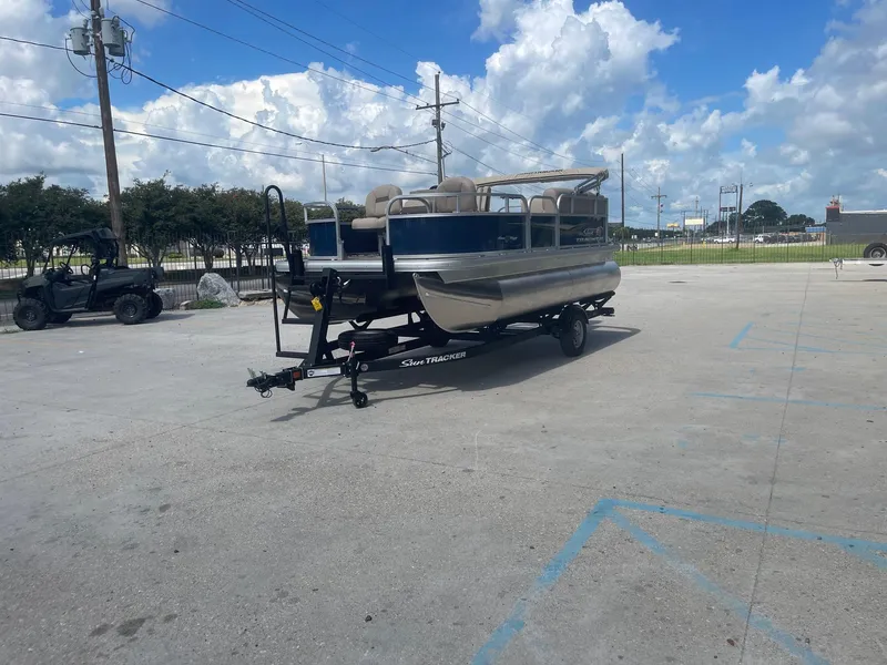 Slide: The Image of Sun Tracker Bass Buggy 16 XL 2025 - 16