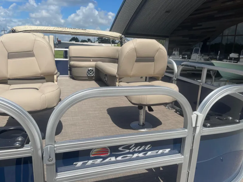 Slide: The Image of Sun Tracker Bass Buggy 16 XL 2025 - 17