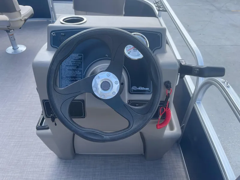 Slide: The Image of Sun Tracker Bass Buggy 16 XL 2025 - 23