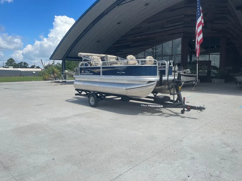 Slide: The Image of Sun Tracker Bass Buggy 16 XL 2025 - 3