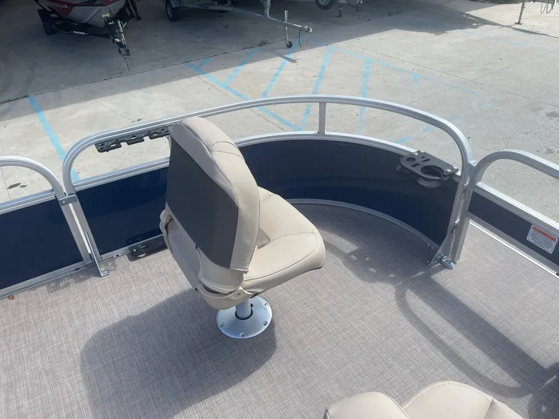 Slide: The Image of Sun Tracker Bass Buggy 16 XL 2025 - 9