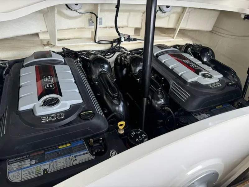 Slide: The Image of Sea Ray SLX 310 2017 - 8