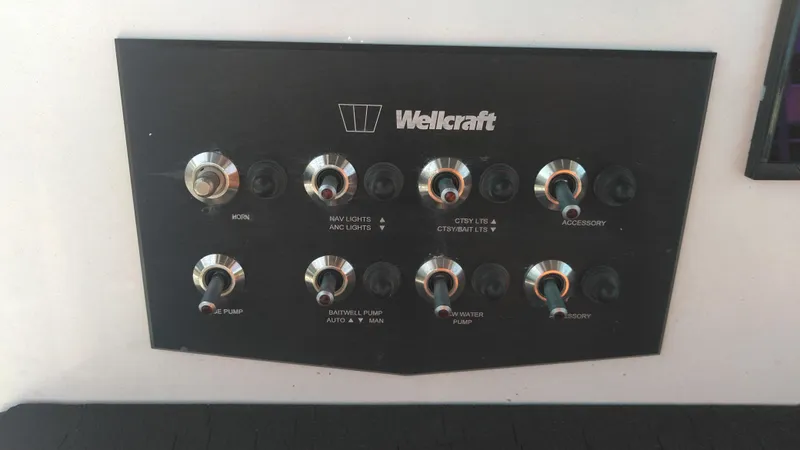 Slide: The Image of Control panel of a 2021 Wellcraft 202 Fisherman boat. - 15