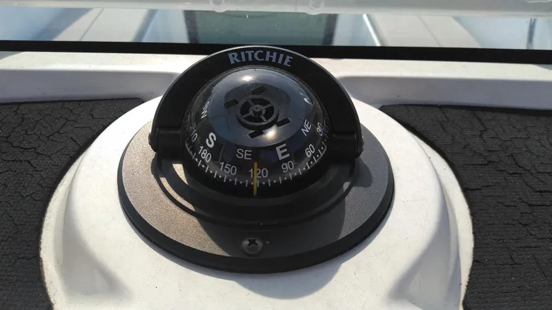 Slide: The Image of Ritchie compass on 2021 Wellcraft 202 Fisherman boat dashboard. - 32