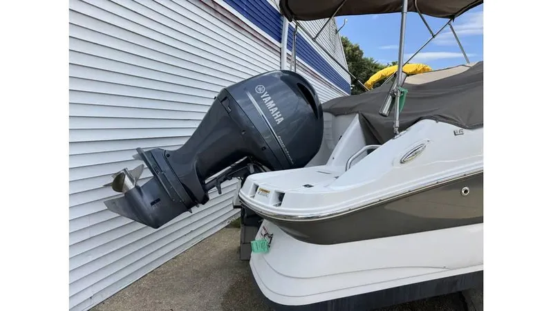 Slide: The Image of 2015 Hurricane SunDeck 2200 DC OB with Yamaha outboard motor. - 5