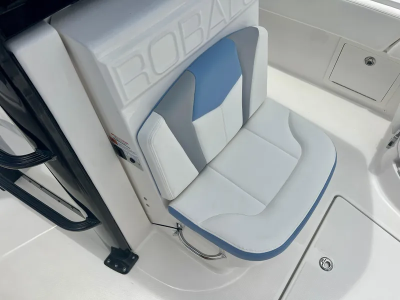 Slide: The Image of 2025 Robalo 266 Cayman SD boat seat with white and blue upholstery. - 28