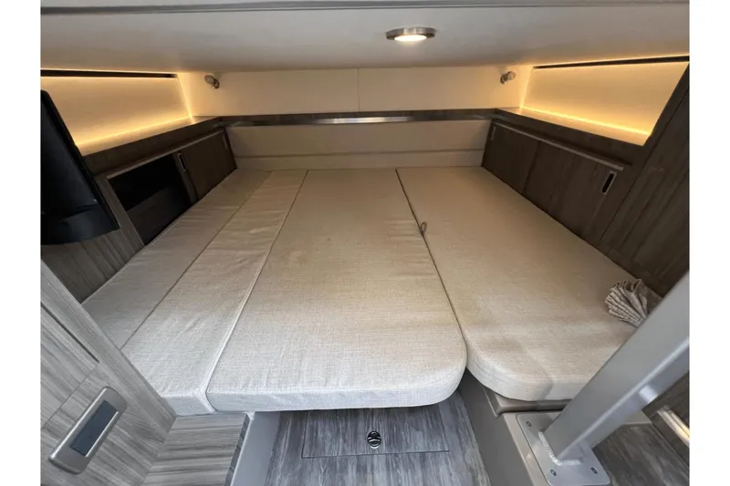 Slide: The Image of Sea Ray 320 Sundancer 2024 - 24