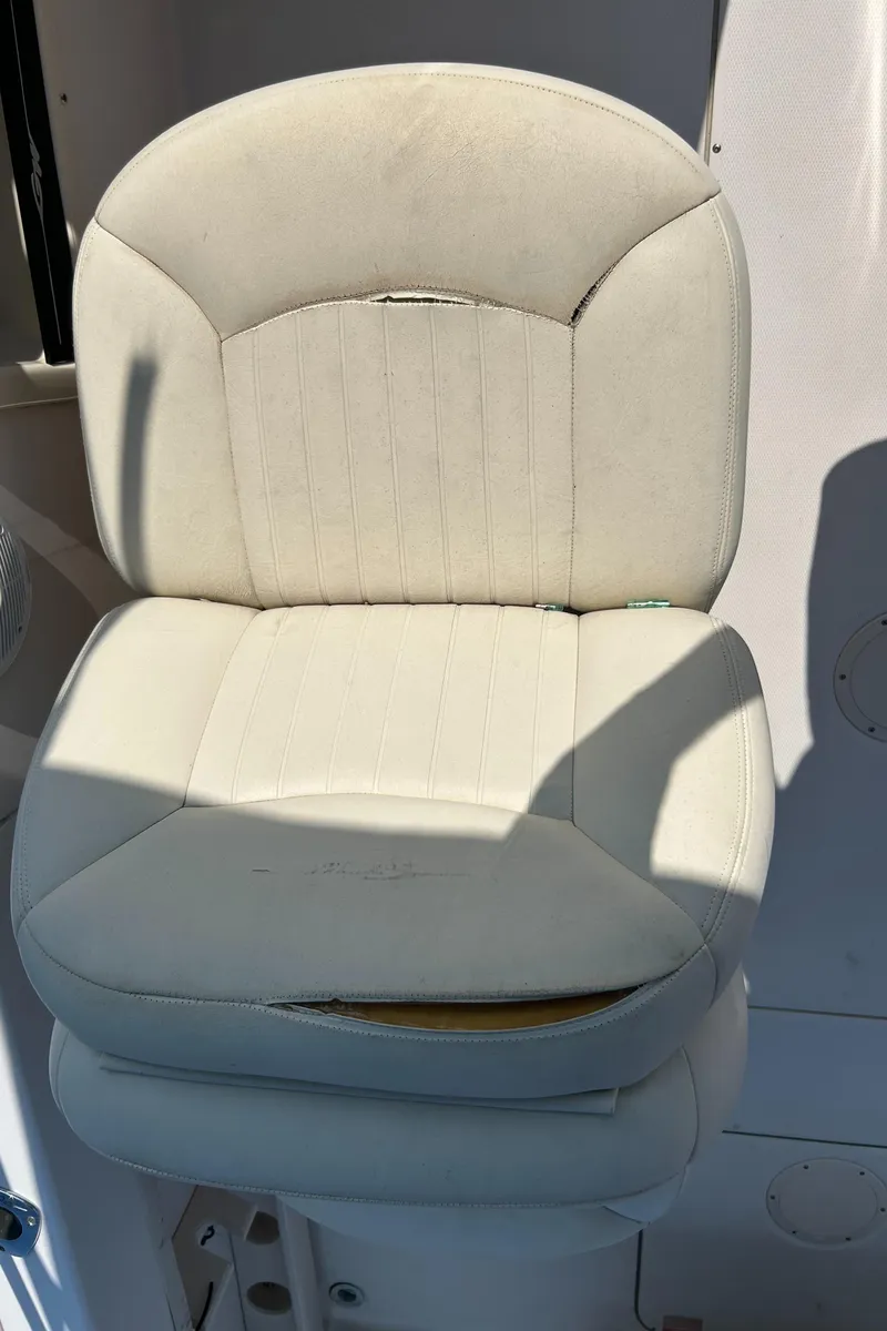 Slide: The Image of White captain's chair on a 2003 Grady-White Tournament 225 boat. - 8